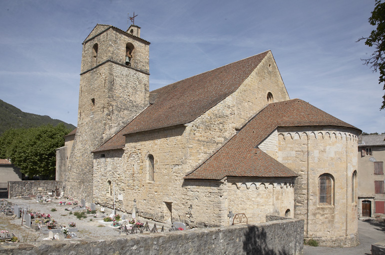 Vue d'ensemble de l'église prise du sud-est.