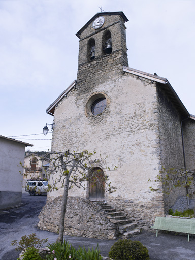 Vue d'ensemble de la façade principale.