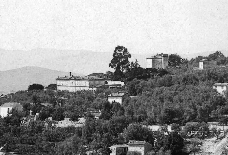 Vue d'ensemble de l'usine prise de l'est.