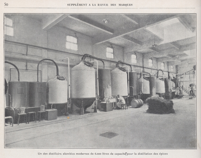 Un des distilloirs alambics modernes de 6000 litres de capacité pour la distillation des épices.