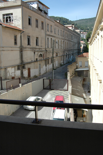Vue d'ensemble de la façade sud.