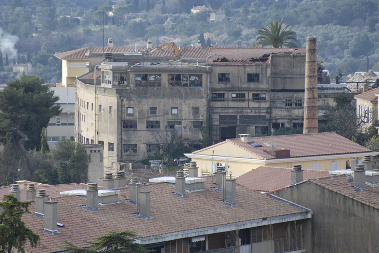 Le bâtiment d'angle avant démolition.