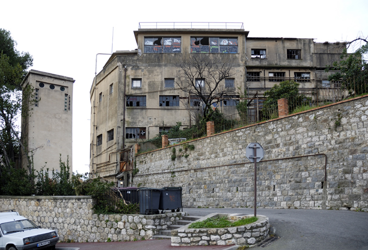 Le bâtiment d'angle pris de l'est.