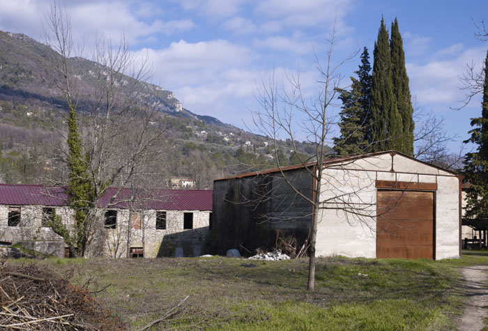 Elévation sud-ouest. Au premier plan, le mur de soutènement d'un des canaux d'amenée.