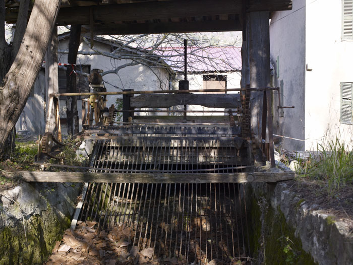 La grille d'un des deux canaux d'amenée actuels.