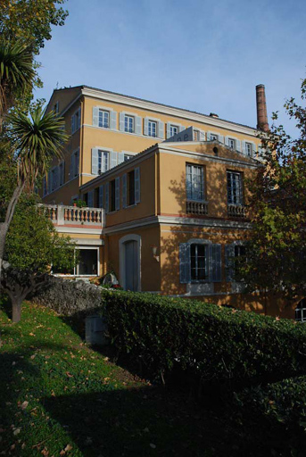 La parfumerie Fragonard prise du sud.