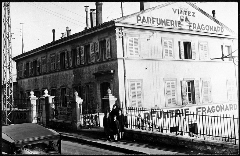 Vue prise du nord-ouest, façade principale de la parfumerie Fragonard.
