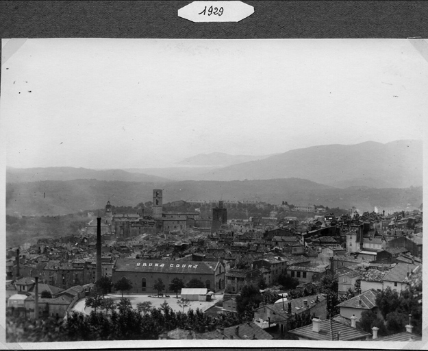 Vue d'ensemble de la parfumerie Bruno Court, prise de l'est.