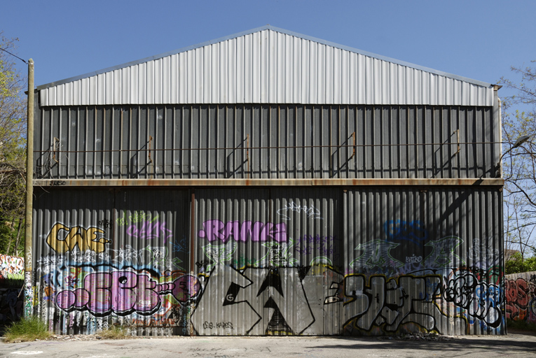 Vue de la face sud du grand hangar.