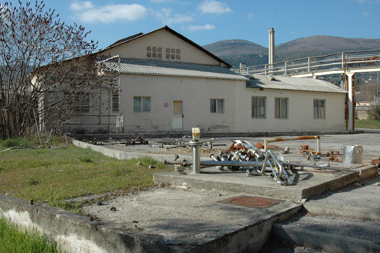 Vue ouest du premier bâtiment.
