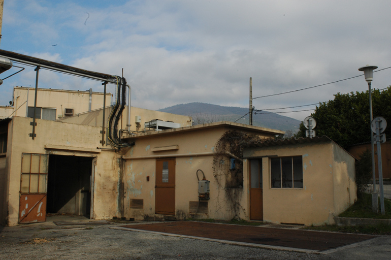 Vue sud du poste d'alimentation électrique.