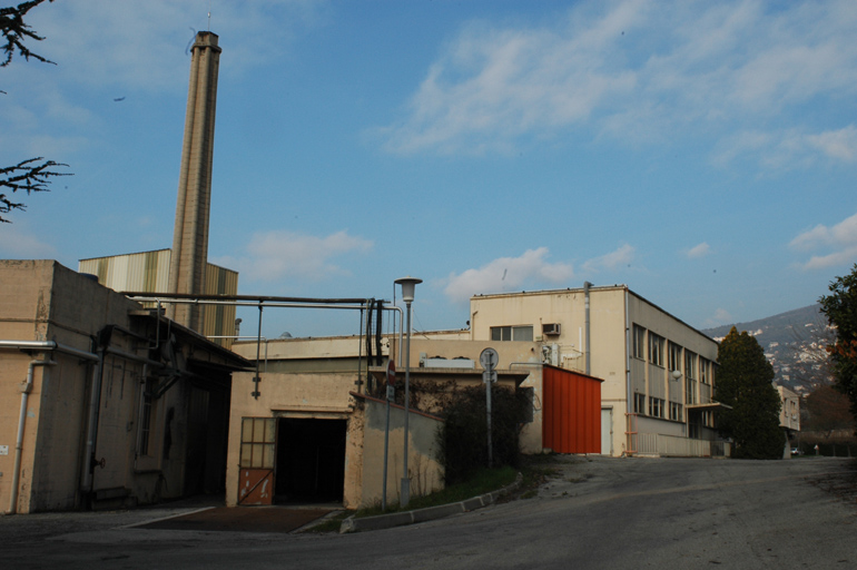 Vue de la cheminée et d'une extension récente de l'usine (activité mélanges).