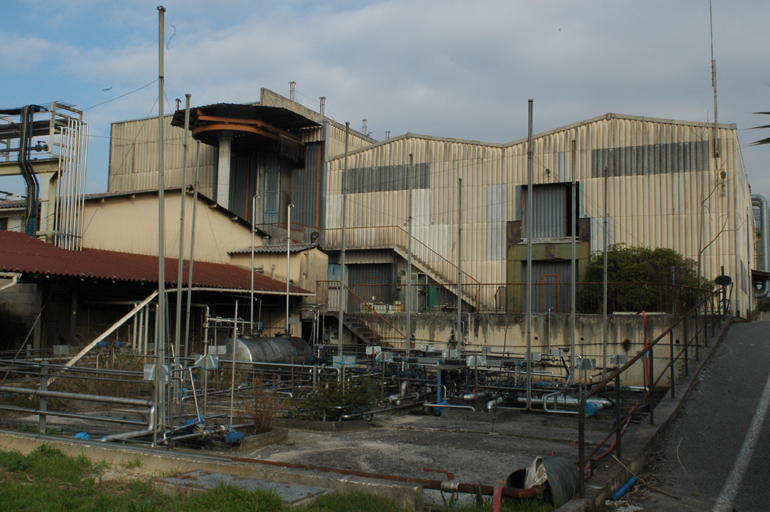 Vue sud du bâtiment des mousses (ou des absolues), avec au premier plan un aperçu des réserves enterrées des hydrocarbures.