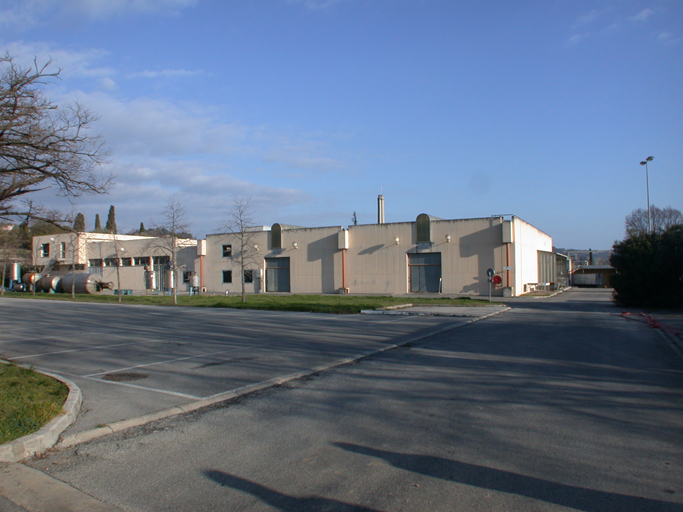 Une extension récente : le bâtiment stockage activité mélange réception expédition.