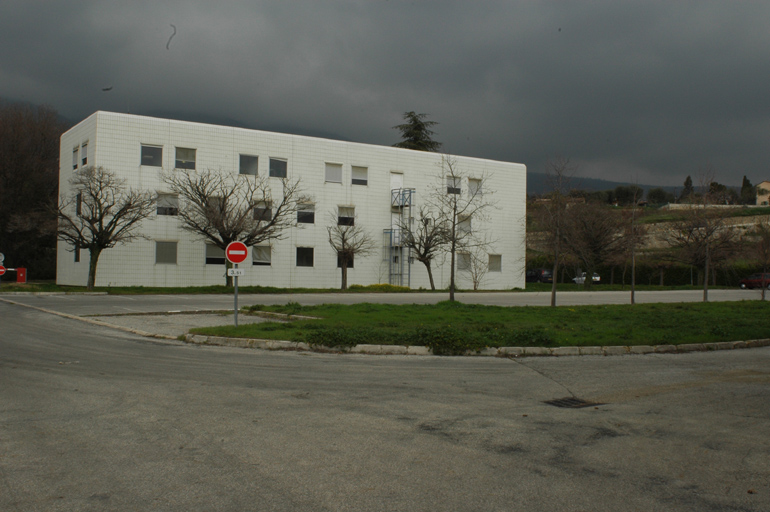 Vue arrière du bâtiment administratif, à l'entrée du site.