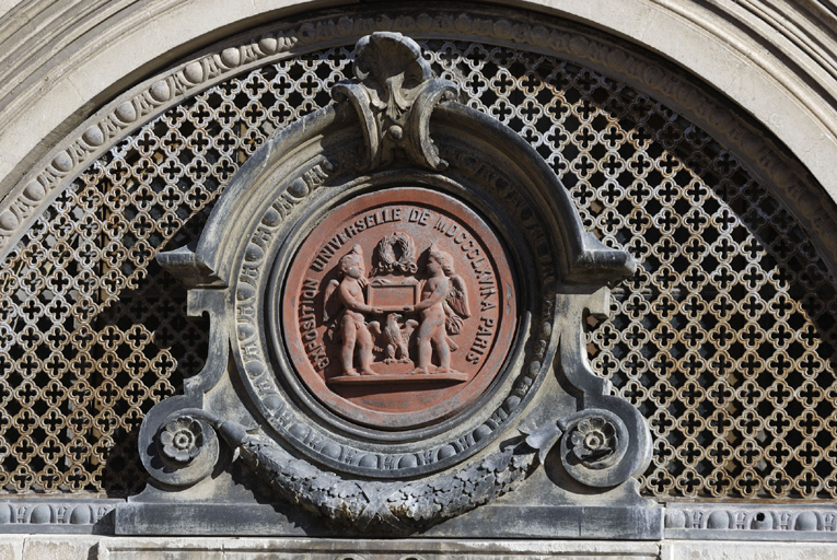 Détail de la façade, médaillon représentant un prix remporté par la société.