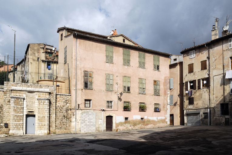 Vue sud du bâtiment où se trouvait la parfumerie Cl. Raynaud.