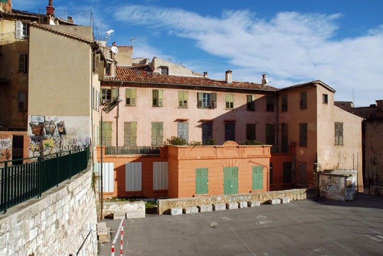  ; Vue arrière de du bâtiment où se trouvait la parfumerie Cl. Raynaud, avec une petite extension très probablement rattachée à l'usine.