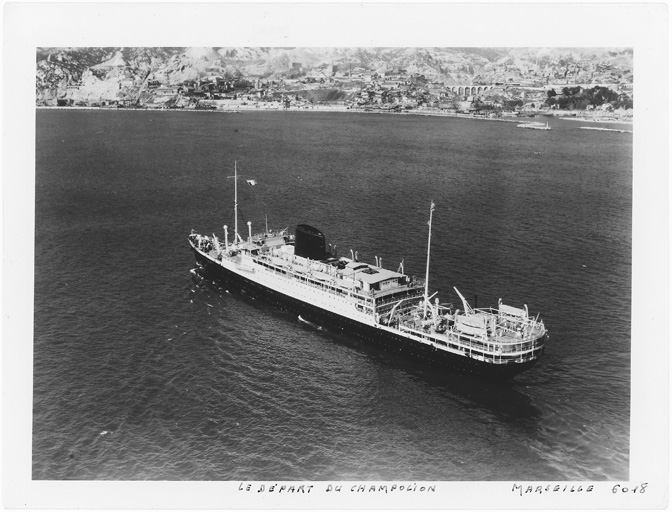 Le départ du Champollion. Marseille. [A l'arrière, la côte de la Villa Palestine à Rio Tinto].