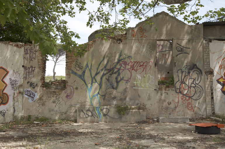 Graffiti sur le mur de soutènement des édicules des eaux. Partie centrale, au niveau du lavoir.