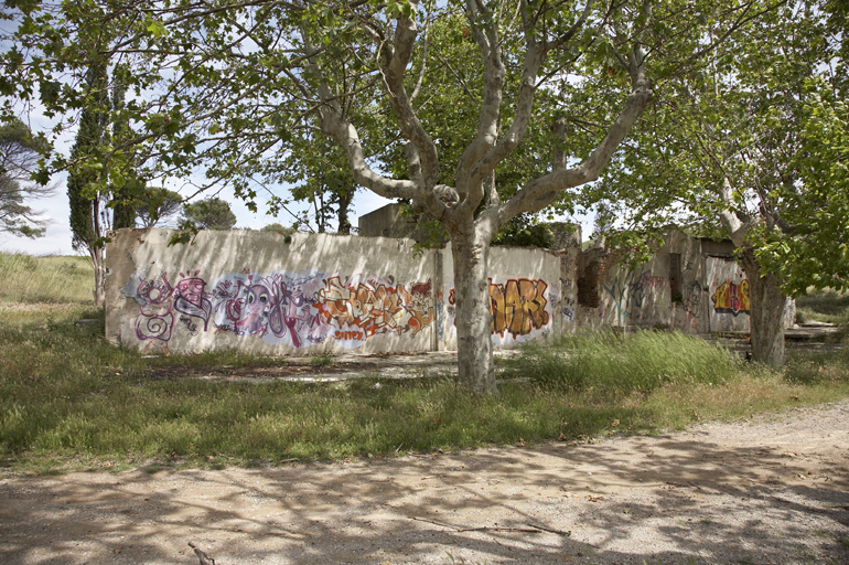 Mur des édicules des eaux avec graffiti. Vue d'ensemble prise de l'ouest.