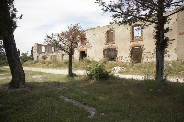 Bâtiments d'exploitation : élévations antérieures. Vue prise du sud.