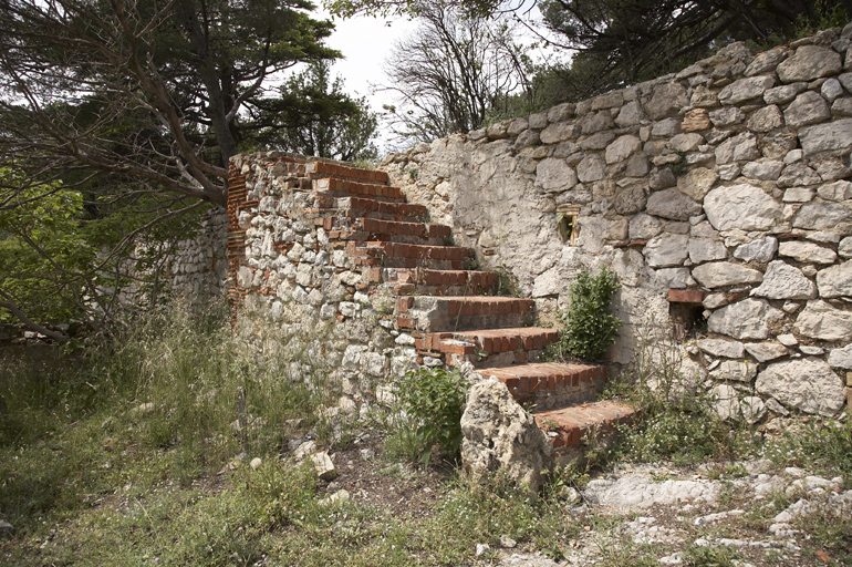 Escalier extérieur entre les deux niveaux de terrassement.