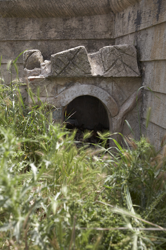 Niche à chien datée 1910, à gauche du portail de l'ensemble du jardinier.