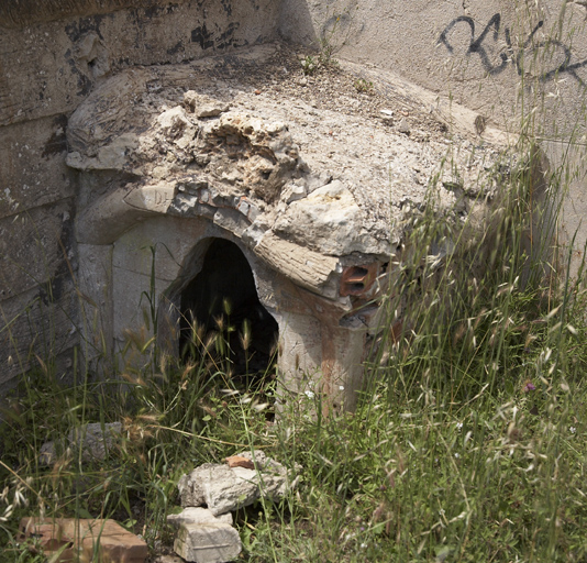 Niche à chien, à droite du portail de l'ensemble du jardinier.