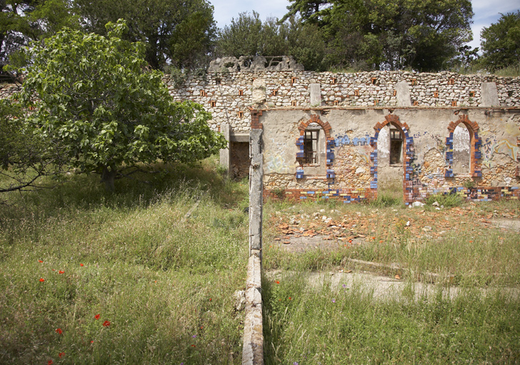 Extrémité ouest de l'orangerie, mur délimitant le jardin du verger. A l'arrière plan : mur de soutènement de la partie supérieure.