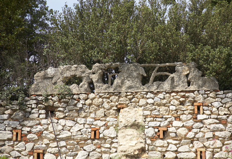 Mur de soutènement de la partie haute, avec chantepleure et garde-corps en rocaille, façon fausses branches.