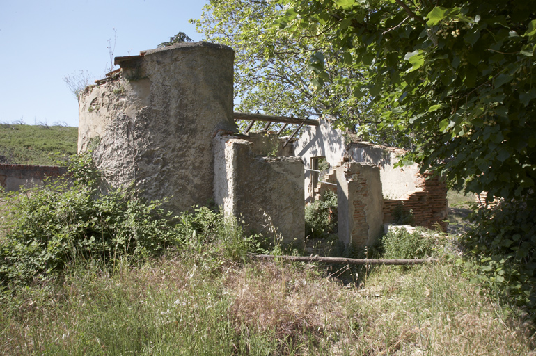 Edicules des eaux : puits et lavoir.