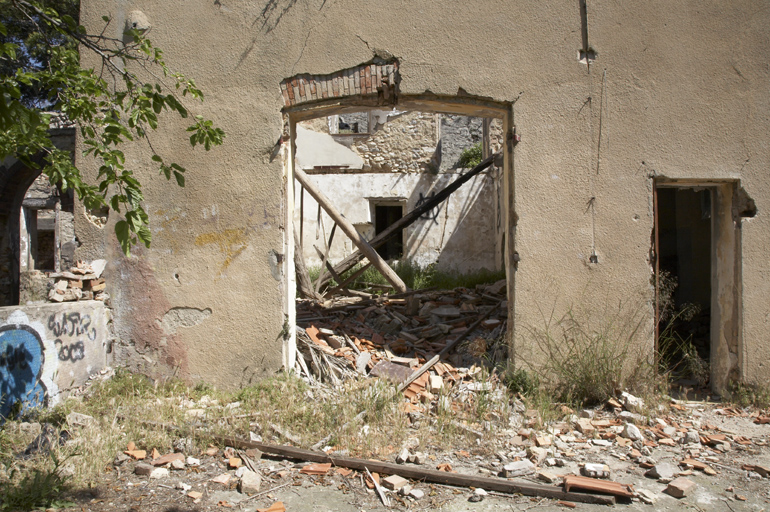 Ensemble du jardinier : bâtiment en ruine.