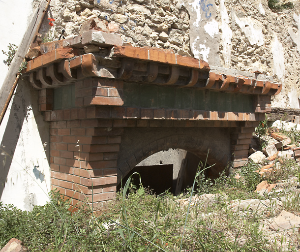 Logis : intérieur. Vestiges de cheminée en brique.
