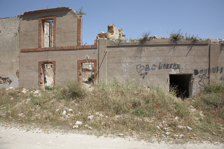Bâtiment d'exploitation. Partie centrale. Elévation antérieure avec trame de façade en briques pleines.