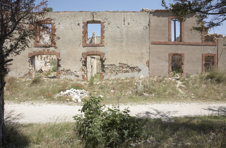 Bâtiment d'exploitation. Partie centrale. deux types de traitement de façade : à gauche, remise ; à droite logement.