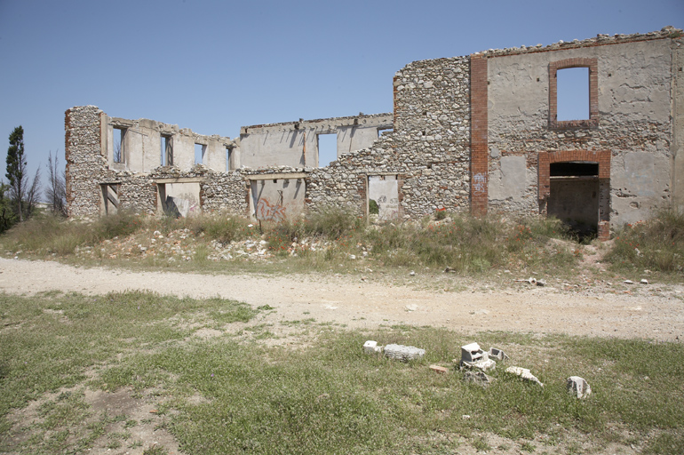 Bâtiment d'exploitation : élévation antérieure à l'extrémité nord. Mur en maçonnerie non enduit, linteaux en IPN et béton (?)
