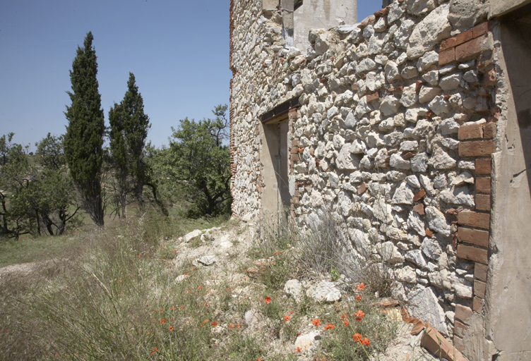 Bâtiment d'exploitation : extrémité ouest. Appareil mixte calcaire terre cuite, chaînes d'angle.