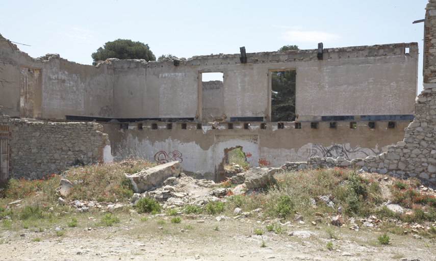 Bâtiment d'exploitation, partie ouest, intérieur : vestiges de plinthe en carreaux vernissés noirs au second niveau.