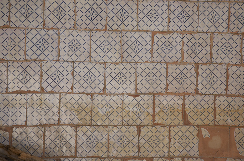 Bâtiment d'exploitation : cuve carrelée. Détail de matériaux : carrelage.