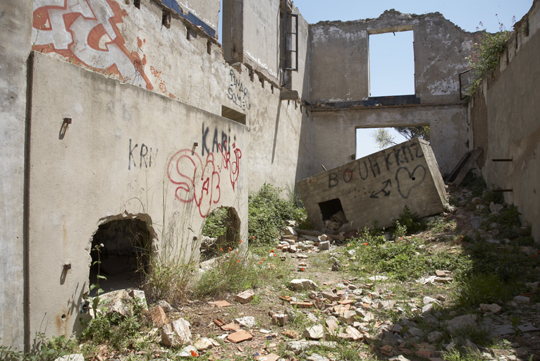 Bâtiment d'exploitation : intérieur. Caisse à eau en béton.