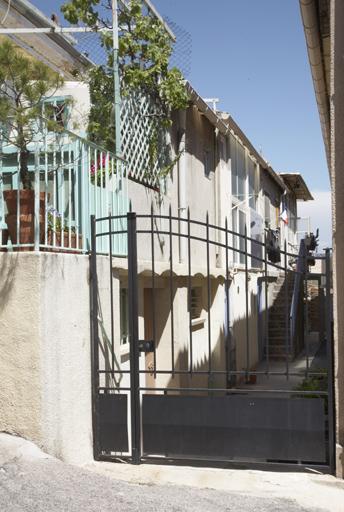 Passage entre les deux immeubles à logements : façade antérieure de l'immeuble arrière.