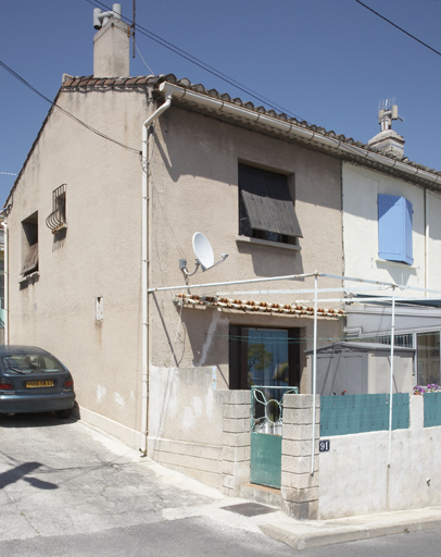 Immeuble à logements. Logement nord de l'immeuble sur rue.