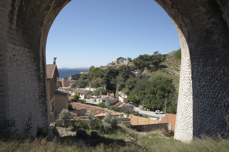 Le vallon des Riaux pris sous une arche du viaduc ferroviaire des Riaux