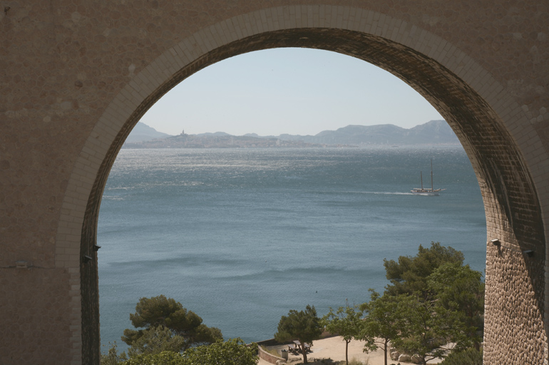 Marseille vue d'une arche du viaduc ferroviaire de Corbières.