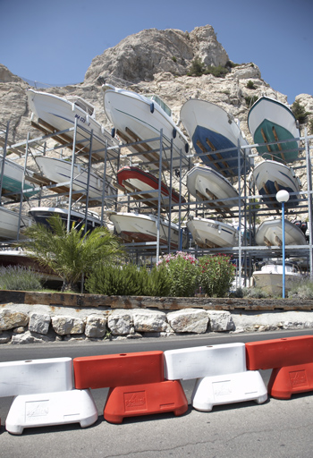 Port de la Lave : bâteaux de plaisance entreposés à sec sur des structures métalliques.