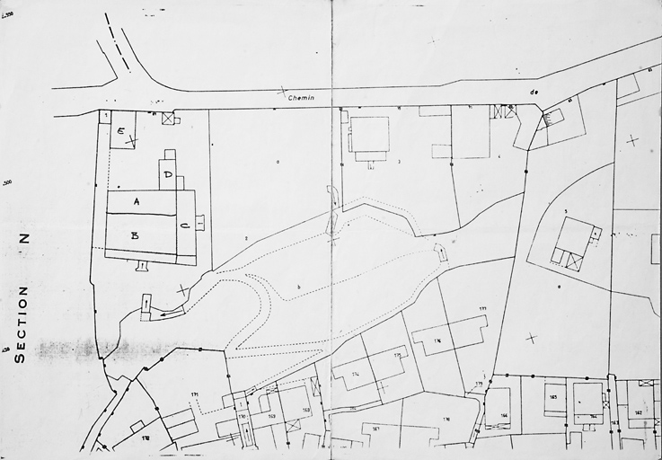 Plan masse sur fond cadastral, avec lettres distinguant les divers corps de bâtiments.