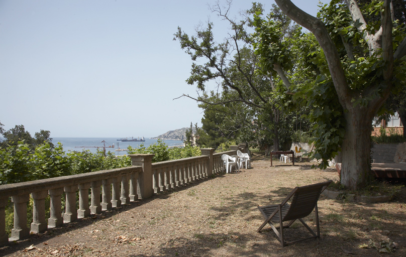 Terrasse avec vue sur la mer.