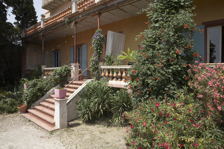 Façade antérieure : escalier et rez-de-chaussée, vue prise de l'est.
