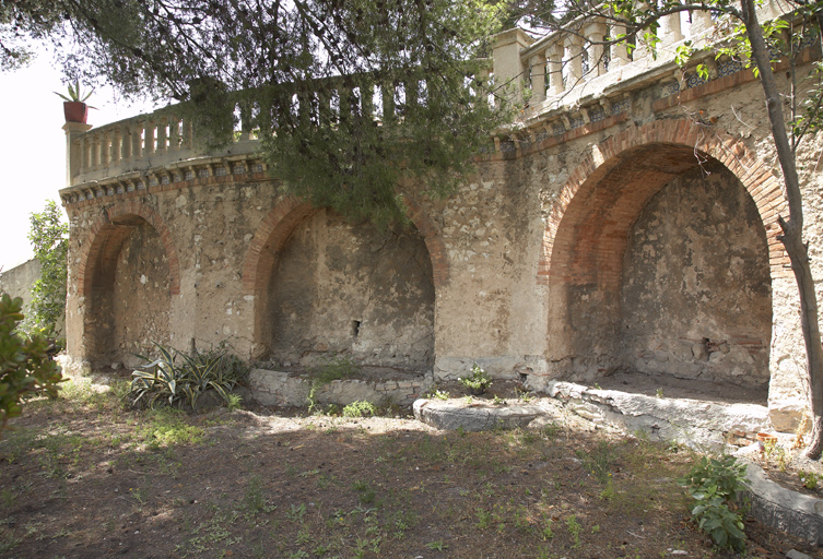 Partie ouest du parc : Arcades de soutènement de la grande terrasse devant la maison.